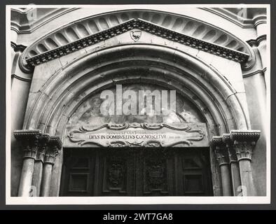 Lazio Rieti Rieti S. Agnese. Hutzel, Max 1960-1990 postmittelalterliche Architektur, Skulptur, Malerei. Diese Kirche wurde in der ersten Hälfte des 16. Jahrhunderts erbaut und 1748 umgebaut. Aus dieser Zeit stammen auch die Deckenfresken und zwei Gemälde, die Madonna des Rosenkranzes und S. Agnese e la Beata Colomba von Emanuele Alfani. Der in Deutschland geborene Fotograf und Gelehrte Max Hutzel (1911–1988) fotografierte in Italien von den frühen 1960er Jahren bis zu seinem Tod. Das Ergebnis dieses Projekts, von Hutzel als Foto Arte Minore bezeichnet, ist eine gründliche Dokumentation der kunsthistorischen Entwicklung in Italien bis hin zum Stockfoto