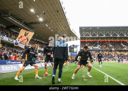 Wolverhampton Wanderers Spieler während des Vorspiels wärmen sich vor dem Emirates FA Cup Quarter- Final Match Wolverhampton Wanderers vs Coventry City in Molineux, Wolverhampton, Großbritannien, 16. März 2024 (Foto: Gareth Evans/News Images) Stockfoto