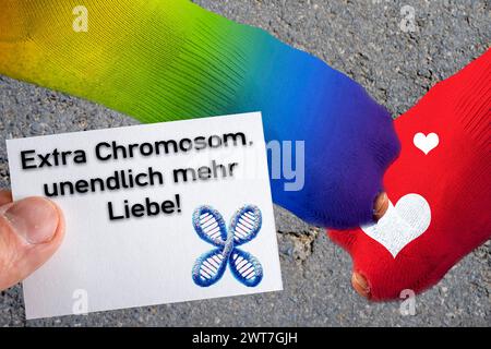 16. März 2024: Symbolisches Bild des Down-Syndroms. Verschiedenfarbige Socken und eine Notiz mit der Inschrift: Extra Chromosom, unendlich mehr LIEBESFOTOMONTAGE *** Symbolbild-Down-Syndrom. Verschiedenfarbige bunte Socken und eine Notiz mit Aufschrift: Extra Chromosom, unendlich mehr Liebe FOTOMONTAGE Stockfoto