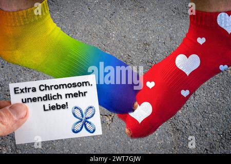 16. März 2024: Symbolisches Bild des Down-Syndroms. Verschiedenfarbige Socken und eine Notiz mit der Inschrift: Extra Chromosom, unendlich mehr LIEBESFOTOMONTAGE *** Symbolbild-Down-Syndrom. Verschiedenfarbige bunte Socken und eine Notiz mit Aufschrift: Extra Chromosom, unendlich mehr Liebe FOTOMONTAGE Stockfoto