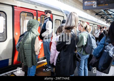 Reisende im Londoner U-Bahn-Netz sind an diesem Wochenende mit Unterbrechungen konfrontiert, da die District Line Verspätungen und die Hammersmith- und City-Linie teilweise gesperrt werden. Darüber hinaus wird die Circle Line erhebliche Änderungen an ihrem Service erfahren. Am Samstag, den 16. Und Sonntag, den 17. März, gibt es keine Verbindung zwischen Hammersmith und Tower Hill. In diesem Zeitraum verkehren stattdessen Züge zwischen Edgware Road und Barking über Victoria. Diese Anpassungen werden sich voraussichtlich auf Pendler und Besucher in der Hauptstadt auswirken und Transport for London dazu veranlassen, die Passagiere zur Planung zu bewegen Stockfoto