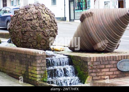 Ball and Whirl Bronze Skulpturen von Neville Gabie 1991 in der Stadt Chard Somerset England großbritannien Stockfoto