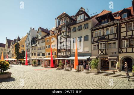 Maximilianstraße in Lindau Altstadt - belebte Straße mit vielen Cafés und Touristen. Sonniger Nachmittag im Mittelalter in der Altstadt. Stockfoto