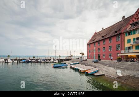 Meersburg Hafen mit wenigen angedockten Booten und wenigen Booten an Land. Kleiner Stadthafen. Alte Gebäude und kleine Boote am Bodensee. Stockfoto