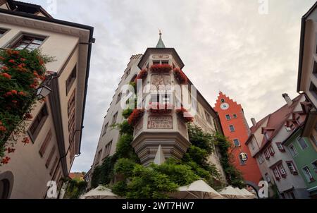 Häuser, die an einem bewölkten Herbstnachmittag in der Altstadt von Meerrsburg mit Blumen dekoriert sind Stockfoto