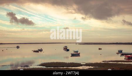 Lagunenlandschaft in Luz im Naturpark Ria Formosa bei Tavira Stockfoto