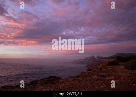 Wunderschöner Sonnenuntergang über dem Meer an der Costa del Azahar in Peniscola Spanien Stockfoto
