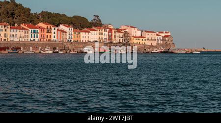 Hafen und Uferpromenade der Stadt Port Vendres in Frankreich Stockfoto