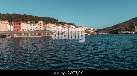 Hafen und Uferpromenade der Stadt Port Vendres in Frankreich Stockfoto