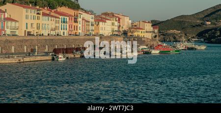 Hafen und Uferpromenade der Stadt Port Vendres in Frankreich Stockfoto