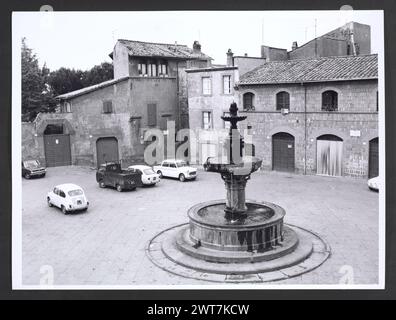 Lazio Viterbo Viterbo Piazza del Gesu. Hutzel, Max 1960-1990 Blick auf die piazza, einschließlich Torre di Borgognone und Details eines Brunnens. Der in Deutschland geborene Fotograf und Gelehrte Max Hutzel (1911–1988) fotografierte in Italien von den frühen 1960er Jahren bis zu seinem Tod. Das Ergebnis dieses Projektes, von Hutzel als Foto Arte Minore bezeichnet, ist eine gründliche Dokumentation der kunsthistorischen Entwicklung in Italien bis zum 18. Jahrhundert, darunter Objekte der Etrusker und Römer sowie frühmittelalterliche, romanische, gotische, Renaissance- und Barockdenkmäler. Die Bilder sind nach Regionen in Ita geordnet Stockfoto