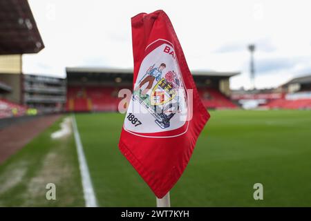 Die Eckfahne in Oakwell während des Sky Bet League 1 Spiels Barnsley gegen Cheltenham Town in Oakwell, Barnsley, Großbritannien, 16. März 2024 (Foto: Alfie Cosgrove/News Images) Stockfoto