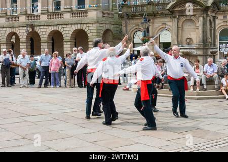 Sallyport Sword Dancers tanzen beim Buxton Day of Dance Stockfoto