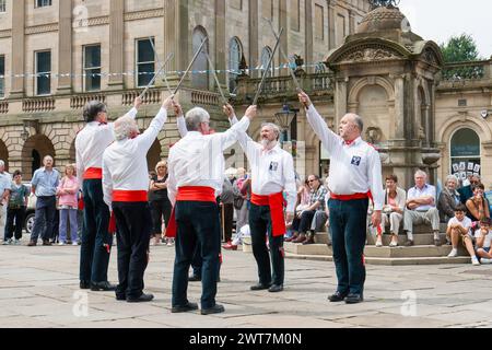 Sallyport Sword Dancers tanzen beim Buxton Day of Dance Stockfoto