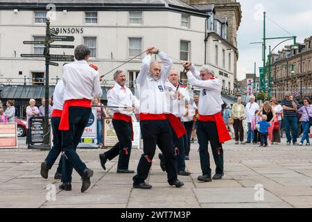 Sallyport Sword Dancers tanzen beim Buxton Day of Dance Stockfoto