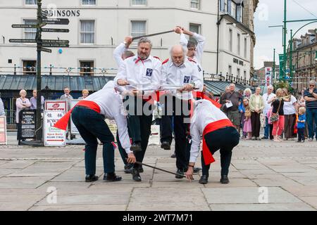 Sallyport Sword Dancers tanzen beim Buxton Day of Dance Stockfoto