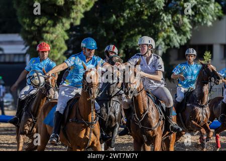 Der Argentinier Juan Perez aus Sierra de los Padres (L) und die französische Spielerin Charlotte Laguerre vom Team Simone (R) wurden während des Open Horseball Argentina im Regimiento de Granaderos a Caballo in Aktion genommen. Das Internationale Turnier „Open Horseball Argentina“ wurde am 7., 8. Und 9. März im Regimiento de Granaderos a Caballo General San Martín in Buenos Aires ausgetragen. Es war der Auftakt zur Horseball-Weltmeisterschaft 2025 in Argentinien. An jedem Datum wurden drei Spiele ausgetragen. Die Teams bestanden aus Spielern aus verschiedenen Ländern. Die Stockfoto