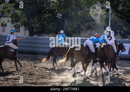 Die Franzose Charlotte Laguerre (R) und José Luis Nieto (L) von der Mannschaft Simone, die während des Open Horseball Argentina im Regimiento de Granaderos a Caballo in Aktion war. Das Internationale Turnier „Open Horseball Argentina“ wurde am 7., 8. Und 9. März im Regimiento de Granaderos a Caballo General San Martín in Buenos Aires ausgetragen. Es war der Auftakt zur Horseball-Weltmeisterschaft 2025 in Argentinien. An jedem Datum wurden drei Spiele ausgetragen. Die Teams bestanden aus Spielern aus verschiedenen Ländern. Das Finale wurde am Samstag ausgetragen. Stockfoto