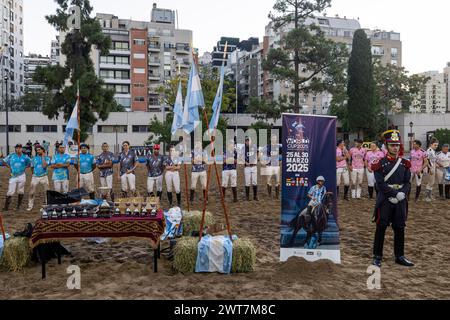 Kurz vor der Preisverleihung des Finales des Open Horseball Argentina, der im Regimiento de Granaderos a Caballo General San Martín stattfindet. Das Internationale Turnier „Open Horseball Argentina“ wurde am 7., 8. Und 9. März im Regimiento de Granaderos a Caballo General San Martín in Buenos Aires ausgetragen. Es war der Auftakt zur Horseball-Weltmeisterschaft 2025 in Argentinien. An jedem Datum wurden drei Spiele ausgetragen. Die Teams bestanden aus Spielern aus verschiedenen Ländern. Das Finale fand am Samstag, dem 9. März, statt, wo The Cavalier t Stockfoto