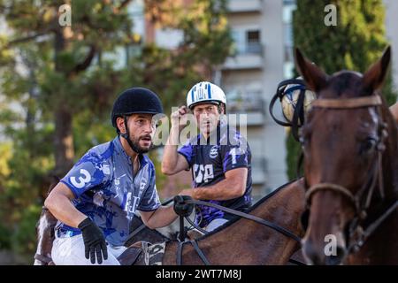 Argentiniens Nicolás Taberna vom Cavalier (R) Team und Chiles Cesar Montalva vom A&R (L) Team im Finale des Open Horseball Argentina, das im Regimiento de Granaderos a Caballo ausgetragen wurde. Das Internationale Turnier „Open Horseball Argentina“ wurde am 7., 8. Und 9. März im Regimiento de Granaderos a Caballo General San Martín in Buenos Aires ausgetragen. Es war der Auftakt zur Horseball-Weltmeisterschaft 2025 in Argentinien. An jedem Datum wurden drei Spiele ausgetragen. Die Teams bestanden aus Spielern verschiedener Ku Stockfoto