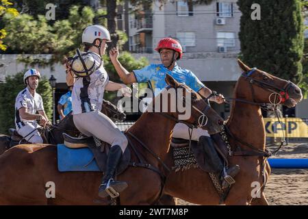 Der mexikanische Spieler Esteban Flores aus dem Team Sierra de los Padres (R) und die französische Spielerin Charlotte Laguerre aus dem Team Simone (L) wurden während des Open Horseball Argentinien beim Regimiento de Granaderos a Caballo General San Martín gespielt. Das Internationale Turnier „Open Horseball Argentina“ wurde am 7., 8. Und 9. März im Regimiento de Granaderos a Caballo General San Martín in Buenos Aires ausgetragen. Es war der Auftakt zur Horseball-Weltmeisterschaft 2025 in Argentinien. An jedem Datum wurden drei Spiele ausgetragen. Die Teams bestanden aus Playe Stockfoto