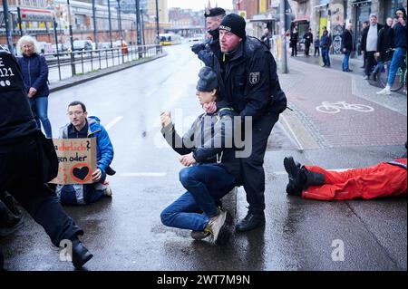 Berlin, Deutschland. März 2024. Polizisten ziehen Klimaaktivisten von der Straße. Landesweite Demonstrationen der letzten Generation finden mit Ärzten, Wissenschaftlern, Handwerkern, Studenten und Rentnern statt. Annette Riedl/dpa/Alamy Live News Stockfoto