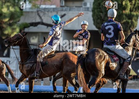 Der Spanier Gil Carbones (R) und der Argentinier Nicolas Taberna (C) vom Team Cavalier und der Argentinier Lautaro Mc Dermott (L) vom Team A&R wurden während des letzten Spiels des Open Horseball Argentina im Regimiento de Granaderos a Caballo in Aktion gebracht. Das Endergebnis: Cavalier 5:3 H&R. Das Internationale Turnier „Open Horseball Argentina“ wurde am 7., 8. Und 9. März im Regimiento de Granaderos a Caballo General San Martín in Buenos Aires ausgetragen. Es war der Auftakt zur Horseball-Weltmeisterschaft 2025 in Argentinien. Drei Spiele waren Stockfoto