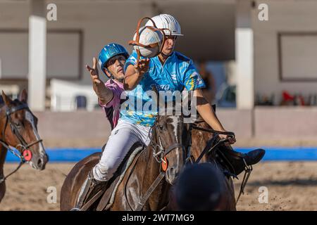 Buenos Aires, Argentinien. März 2024. Der argentinische Justo Bermudez (C) aus der Sierra de los Padres, der während des Open Horseball Argentina im Regimiento de Granaderos a Caballo im Einsatz war. Das Internationale Turnier „Open Horseball Argentina“ wurde am 7., 8. Und 9. März im Regimiento de Granaderos a Caballo General San MartÃ-n in Buenos Aires ausgetragen. Es war der Auftakt zur Horseball-Weltmeisterschaft 2025 in Argentinien. An jedem Datum wurden drei Spiele ausgetragen. Die Teams bestanden aus Spielern aus verschiedenen Ländern. Die Stockfoto