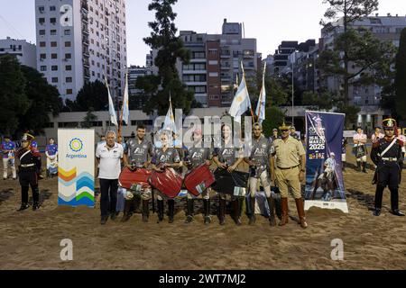 Das A&R-Team, Vize-up des Open Horseball Argentina, posiert mit den Auszeichnungen, die er mit dem Engländer Jim Copeland (L), Vizepräsident der Internationalen Horseball-Föderation (FIHB) und dem Leiter des General San Martín Horse Grenadier Regiments erhalten hat, Oberstleutnant Matías Mones Ruíz (R) beim Regimiento de Granaderos a Caballo. das Endergebnis: Cavalier 5:3 H&R. Das Internationale Turnier „Open Horseball Argentina“ wurde am 7., 8. Und 9. März im Regimiento de Granaderos a Caballo General San Martín in Buenos Aires ausgetragen. Es war der Auftakt zu t Stockfoto