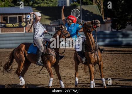 Die französische Spielerin Charlotte Laguerre aus dem Team Simone (L) und die mexikanische Spielerin Esteban Flores (R) der Sierra de los Padres wurden während des Open Horseball Argentina im Regimiento de Granaderos a Caballo in Aktion genommen. Das Internationale Turnier „Open Horseball Argentina“ wurde am 7., 8. Und 9. März im Regimiento de Granaderos a Caballo General San Martín in Buenos Aires ausgetragen. Es war der Auftakt zur Horseball-Weltmeisterschaft 2025 in Argentinien. An jedem Datum wurden drei Spiele ausgetragen. Die Teams bestanden aus Spielern aus verschiedenen Ländern. Stockfoto