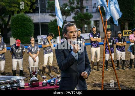 Der Präsident der Internationalen Horseball-Föderation (FIHB), Frederico Cannas (PORTUGAL), stellt das Siegerteam des Finales des Open Horseball Argentina vor, das im Regimiento de Granaderos a Caballo General San Martín ausgetragen wurde. Das Cavalier-Team gewann mit 5:3 gegen das A&R-Team. Das Internationale Turnier „Open Horseball Argentina“ wurde am 7., 8. Und 9. März im Regimiento de Granaderos a Caballo General San Martín in Buenos Aires ausgetragen. Es war der Auftakt zur Horseball-Weltmeisterschaft 2025 in Argentinien. Drei Spiele wurden ausgetragen Stockfoto