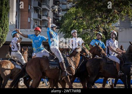 Buenos Aires, Argentinien. März 2024. Der argentinische Justo Bermudez von der Mannschaft Simone (C) wurde während des Open Horseball Argentina im Regimiento de Granaderos a Caballo in Aktion genommen. Das Internationale Turnier „Open Horseball Argentina“ wurde am 7., 8. Und 9. März im Regimiento de Granaderos a Caballo General San MartÃ-n in Buenos Aires ausgetragen. Es war der Auftakt zur Horseball-Weltmeisterschaft 2025 in Argentinien. An jedem Datum wurden drei Spiele ausgetragen. Die Teams bestanden aus Spielern aus verschiedenen Ländern. Das Finale wurde ausgetragen Stockfoto