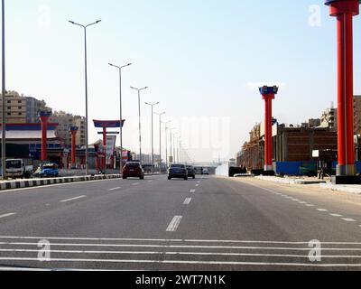 Kairo, Ägypten, Dezember 7 2022: Patrouillenautobahn der Shinzo-Abe-Achse in Ägypten ist die Verkehrsautobahn nach dem ehemaligen japanischen Premierminister Shenzo Abe Roa benannt Stockfoto