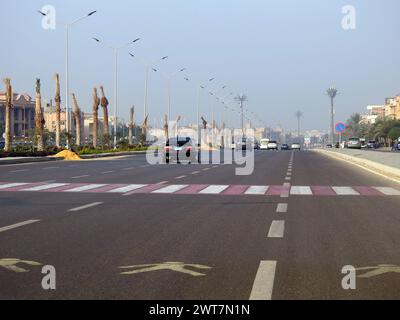 Kairo, Ägypten, 13. Dezember 2022: Ein Straßenschild auf dem Asphalt, das Fahrzeuge anweist, zu verlangsamen, Fußgängerüberquerung voraus. Schild, das die Kreuzung anzeigt Stockfoto