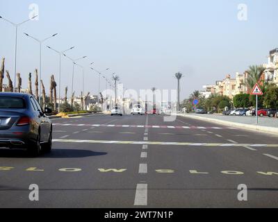 Kairo, Ägypten, 14. Dezember 2022: Ein Straßenschild auf dem Asphalt, das Fahrzeuge anweist, zu verlangsamen, Fußgängerüberquerung voraus. Schild, das die Kreuzung anzeigt Stockfoto