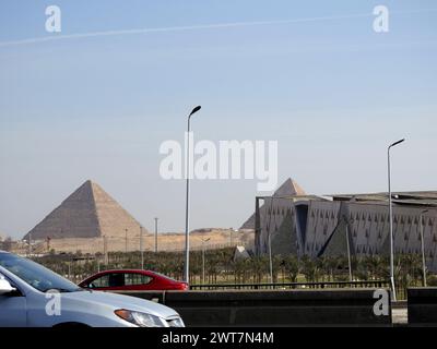 Gizeh, Ägypten, 15. März 2024: Das Grand Egyptian Museum JUWEL at Day Time, ein archäologisches Museum im Bau in Gizeh, Ägypten, in der Nähe der Gizeh-Pyramide Stockfoto