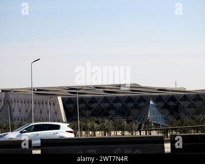 Gizeh, Ägypten, 15. März 2024: Das Grand Egyptian Museum JUWEL at Day Time, ein archäologisches Museum im Bau in Gizeh, Ägypten, in der Nähe der Gizeh-Pyramide Stockfoto