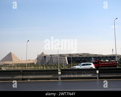 Gizeh, Ägypten, 15. März 2024: Das Grand Egyptian Museum JUWEL at Day Time, ein archäologisches Museum im Bau in Gizeh, Ägypten, in der Nähe der Gizeh-Pyramide Stockfoto