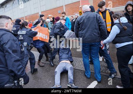 Berlin, Deutschland. März 2024. Polizisten ziehen Klimaaktivisten von der Straße. Landesweite Demonstrationen der letzten Generation finden mit Ärzten, Wissenschaftlern, Handwerkern, Studenten und Rentnern statt. Annette Riedl/dpa/Alamy Live News Stockfoto