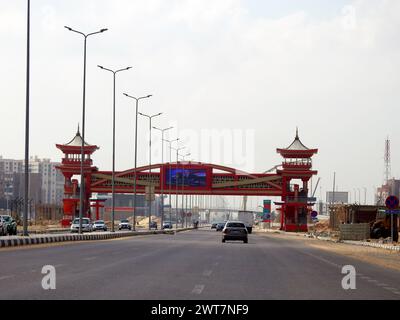 Kairo, Ägypten, 23. November 2022: Die Shinzo Abe-Achse Patrouillenautobahn mit einer Fußgängerbrücke im traditionellen japanischen Architekturstil, der traf Stockfoto