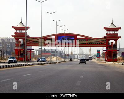 Kairo, Ägypten, 23. November 2022: Die Shinzo Abe-Achse Patrouillenautobahn mit einer Fußgängerbrücke im traditionellen japanischen Architekturstil, der traf Stockfoto