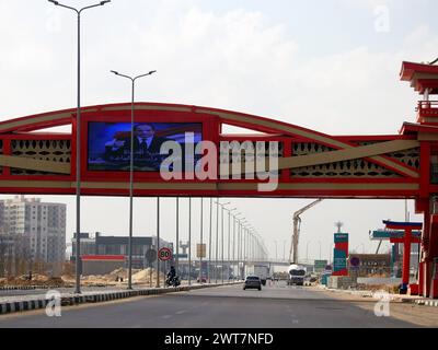 Kairo, Ägypten, 23. November 2022: Die Shinzo Abe-Achse Patrouillenautobahn mit einer Fußgängerbrücke im traditionellen japanischen Architekturstil, der traf Stockfoto