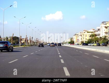 Kairo, Ägypten, 7. Dezember 2022: Naguib Mahfouz Axis Highway in der 1. Siedlung neue Stadt Kairo, Naguib Mahfouz Abdelaziz Ibrahim war ein ägyptischer Schriftsteller Stockfoto