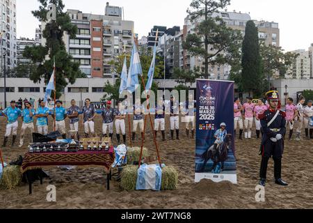 Buenos Aires, Argentinien. März 2024. Kurz vor der Preisverleihung des Finales des Open Horseball Argentina, das im Regimiento de Granaderos a Caballo General San MartÃ-n. Das Internationale Turnier „Open Horseball Argentina“ wurde am 7., 8. Und 9. März im Regimiento de Granaderos a Caballo General San MartÃ-n in Buenos Aires ausgetragen. Es war der Auftakt zur Horseball-Weltmeisterschaft 2025 in Argentinien. An jedem Datum wurden drei Spiele ausgetragen. Die Teams bestanden aus Spielern aus verschiedenen Ländern. Das Finale war Spiel Stockfoto