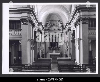 Lazio Rieti Casperia S. Giovanni Battista. Hutzel, Max 1960-1990 Mittelalter: Architektur. Campanile aus dem 12. Jahrhundert mit zwei Registern mit Doppelbogenfenstern und einer Loggia im obersten Register. Postmittelalterliche Architektur, Malerei, Skulptur. In der Apsis, Gemälde der Taufe Christi von Iacopo Siculo aus dem Jahr 1524. Auf der Predella sind Christus und die Apostel dargestellt. Statue Christi mit Lamm und Buch mit sieben Siegeln, Kruzifix aus Marmor. Blick auf Campnile, Brunnen auf der piazza vor der Kirche und Innenansicht auf Schiff, Kruzifix, Kuppel, Chor, Gemälde und sc Stockfoto