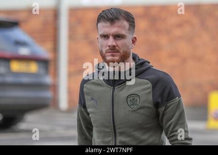 Nicky Cadden aus Barnsley kommt während des Spiels Barnsley gegen Cheltenham Town in Oakwell, Barnsley, Großbritannien, 16. März 2024 (Foto: Alfie Cosgrove/News Images) Stockfoto