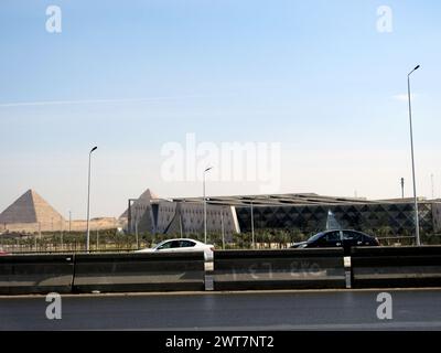 Gizeh, Ägypten, 15. März 2024: Das Grand Egyptian Museum JUWEL at Day Time, ein archäologisches Museum im Bau in Gizeh, Ägypten, in der Nähe der Gizeh-Pyramide Stockfoto