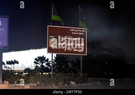 Gizeh, Ägypten, 15. März 2024: Das Denkmal zur Gründung der libyschen Armee 1940 in Gizeh Stadt Ägypten bei Nacht, Denkmal der Gründung des Militärs Stockfoto