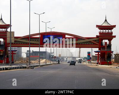 Kairo, Ägypten, 23. November 2022: Die Shinzo Abe-Achse Patrouillenautobahn mit einer Fußgängerbrücke im traditionellen japanischen Architekturstil, der traf Stockfoto