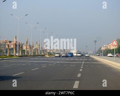 Kairo, Ägypten, 13. Dezember 2022: Ein Straßenschild auf dem Asphalt, das Fahrzeuge anweist, zu verlangsamen, Fußgängerüberquerung voraus. Schild, das die Kreuzung anzeigt Stockfoto